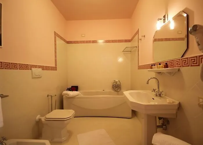 מלון Palace Nuova Strada נוצ'רה טרינזה